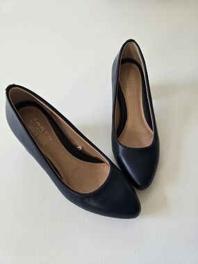 Taryn Rose Was Navy Pointed Toe Sz 7.5 Chunky Heel